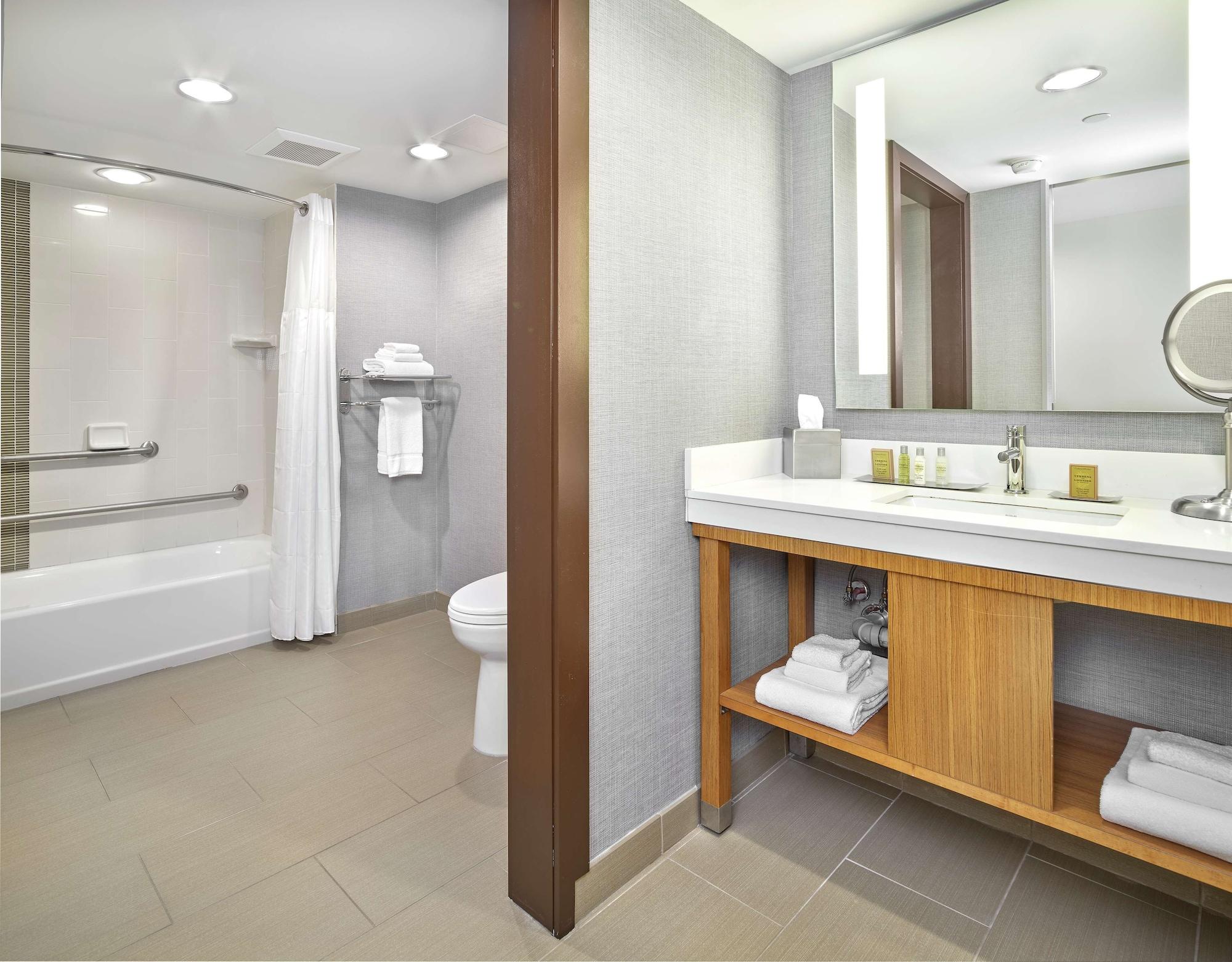 Doubletree By Hilton Edmonton Downtown Hotel Eksteriør billede