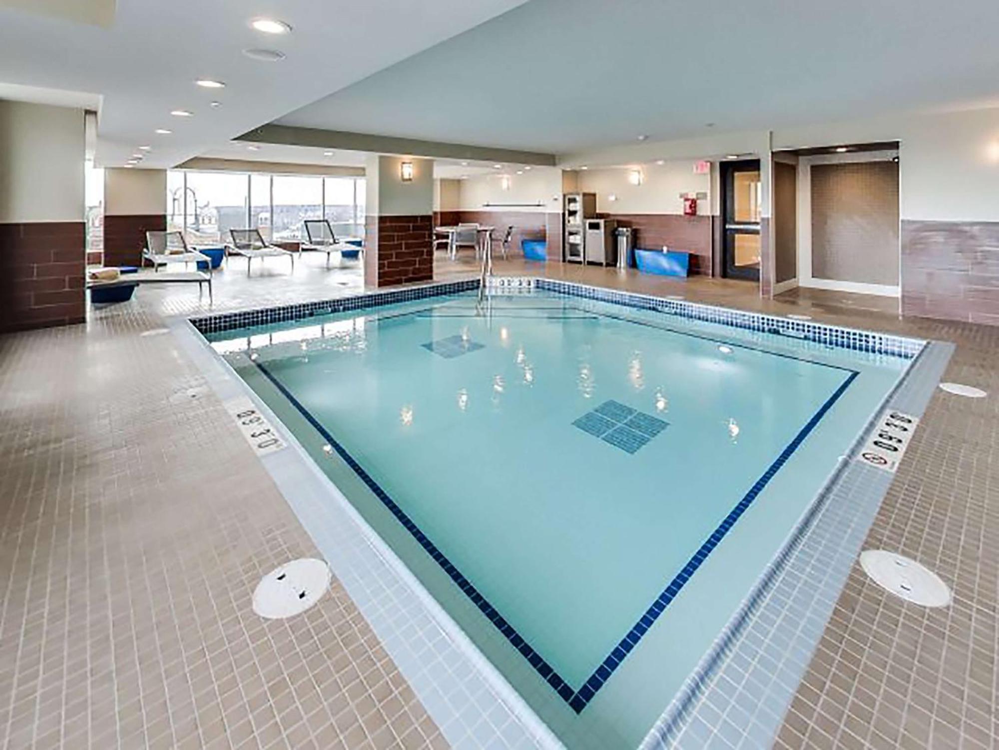 Doubletree By Hilton Edmonton Downtown Hotel Eksteriør billede